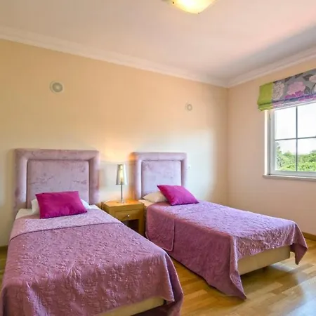 Vale Do Garrao Sleeps 10 With Pool Air Con And Wifi فيلة *